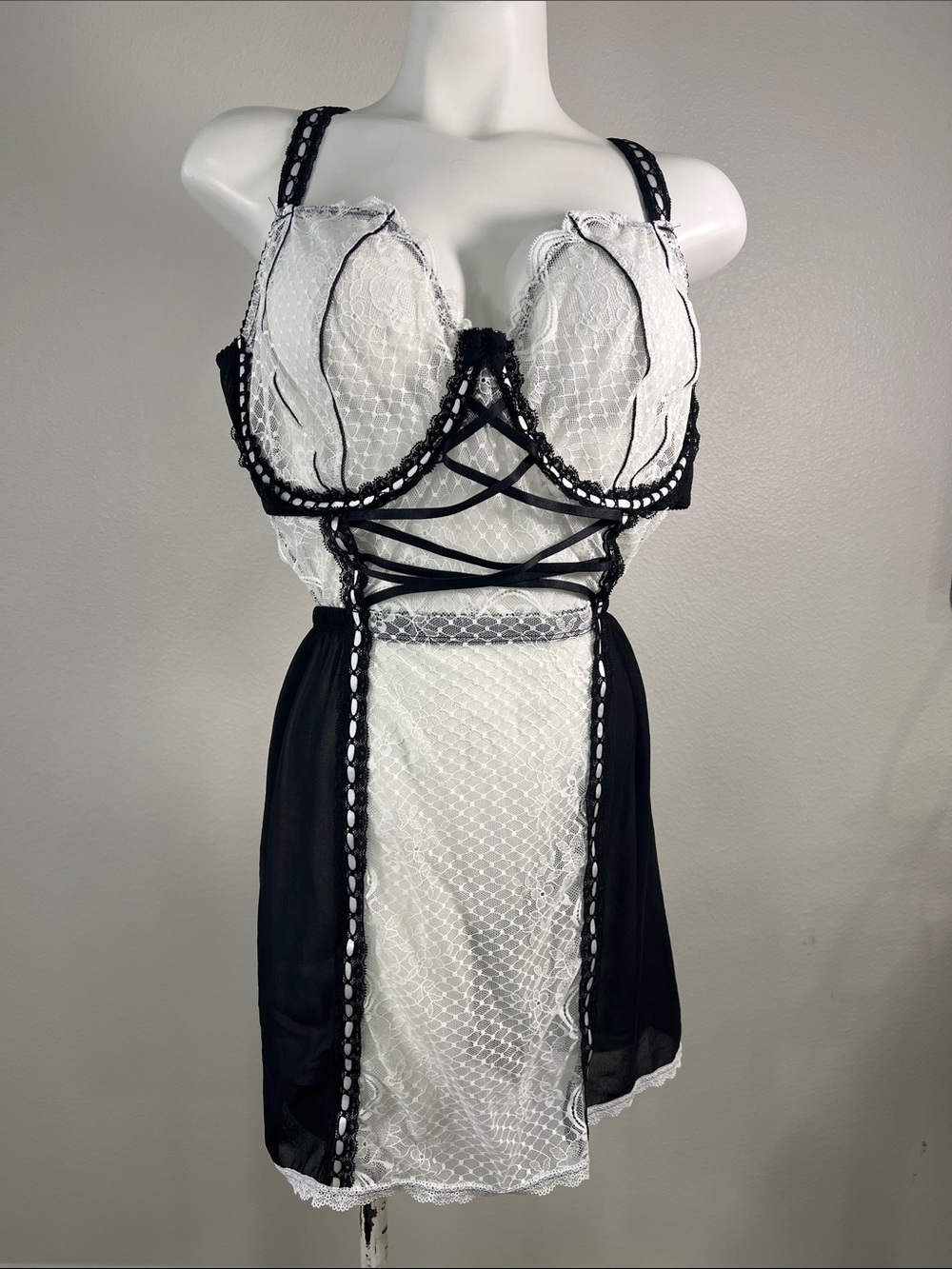 torrid White & Black Retro Bombshell Lace Trim Maid Apron Chemise Size 4